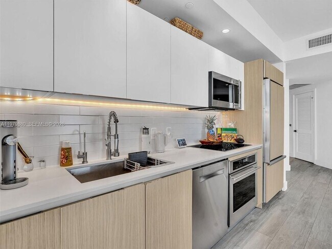 Foto del edificio - 121 NE 34th St