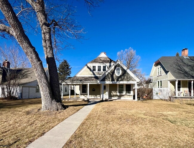 Building Photo - Charming Three Bedroom Home!