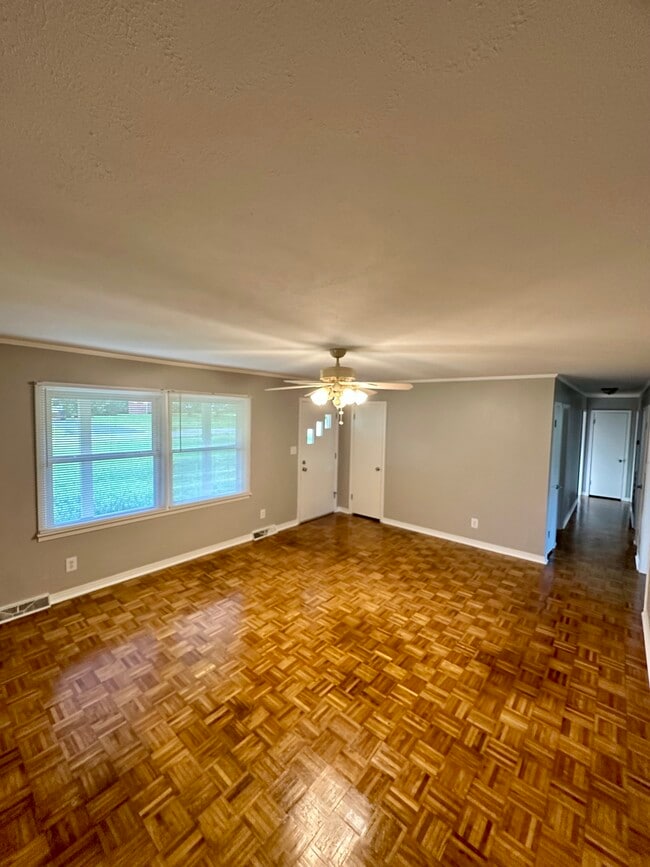 Living - 92 Kenway St