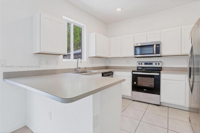 Building Photo - 3 bedroom in Miami Gardens FL 33169