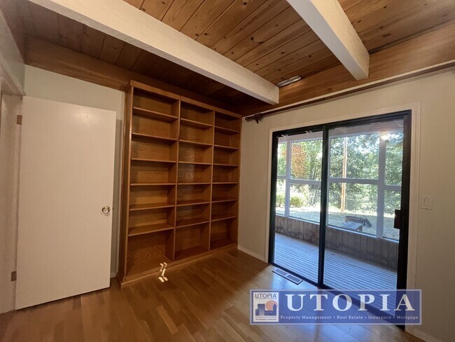 Building Photo - 10585 Redwood Dr