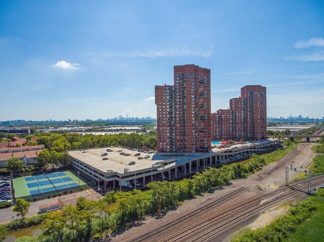Foto del edificio - 232 Harmon Cove Tower