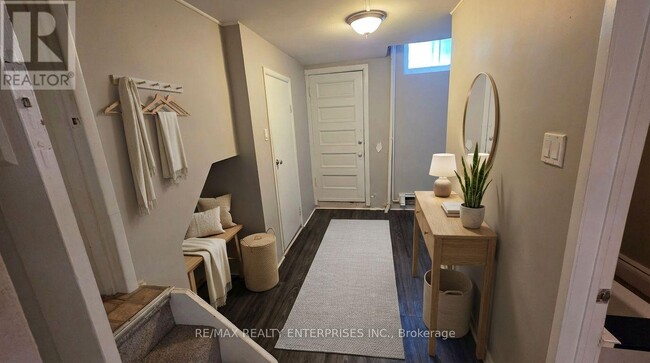 Building Photo - 142 Emerald St S