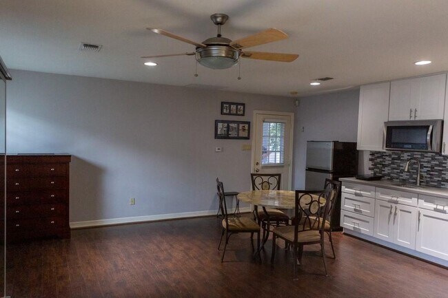 Foto del edificio - 1020 W 25th St