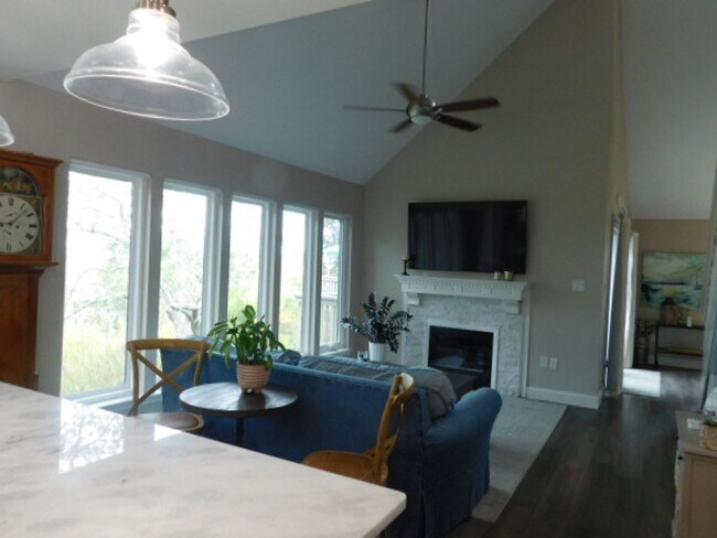 Foto del edificio - Beautifully Furnished Townhome With Sunset Views
