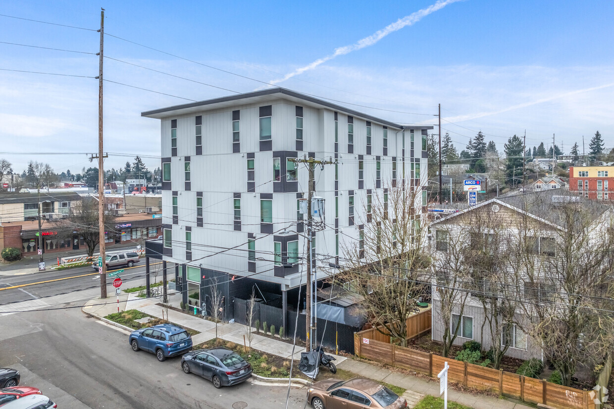 10521 Midvale Ave N - Ed John Apartments