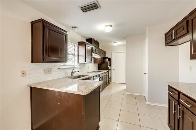 Building Photo - 2316 Woodglen Dr