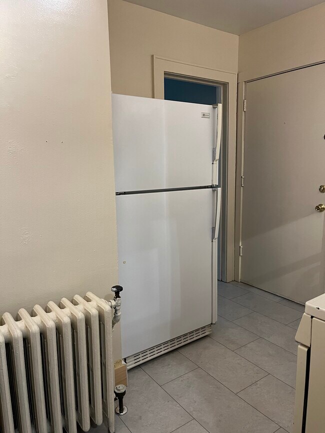 Heat included, under cabinet lighting - 1314 Williamson St