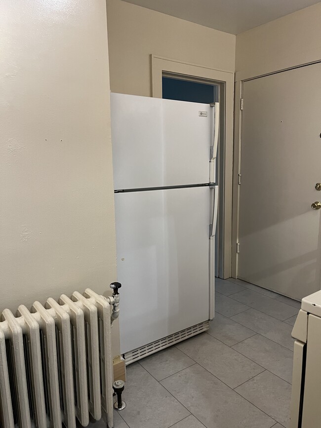 Heat included, under cabinet lighting - 1314 Williamson St