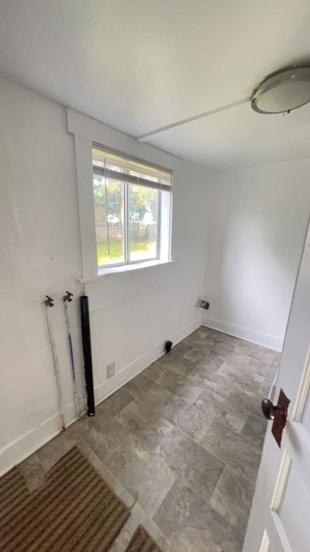 Building Photo - 1914 Broadway Ave