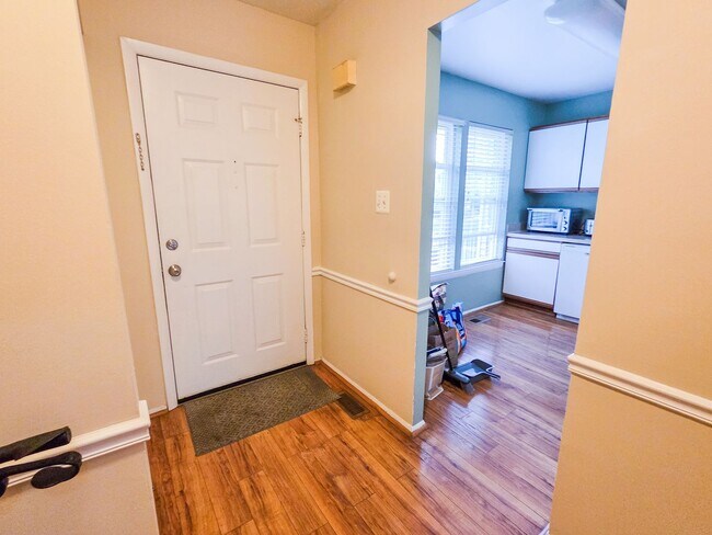 Foto del edificio - Beautiful 3BR Townhouse in Rockville/Derwood for early June Move-In!