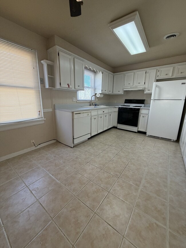 Building Photo - 1225 W Main St