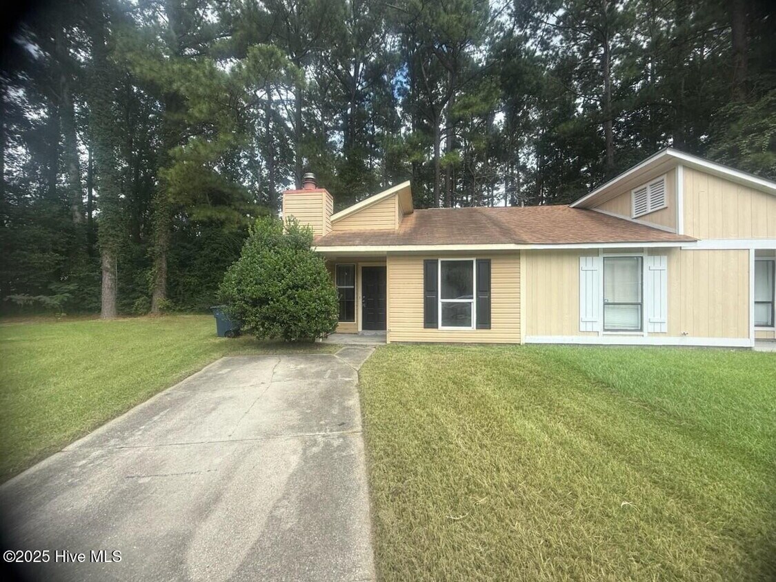 Foto principal - 137 Twinwood Dr