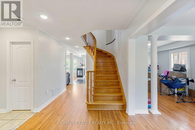 Building Photo - 63 Raintree Crescent
