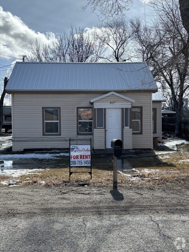 Building Photo - 817 1st St