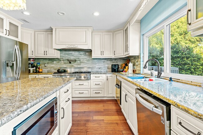 Foto del edificio - Spacious 4BR Family Retreat w Private Pool