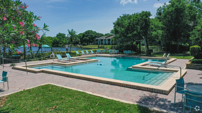 Piscina - Lincoln Shores Apartments