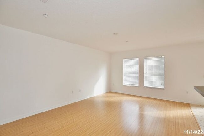 Building Photo - Beautiful 3/2.5 Spacious Townhome with a 2...