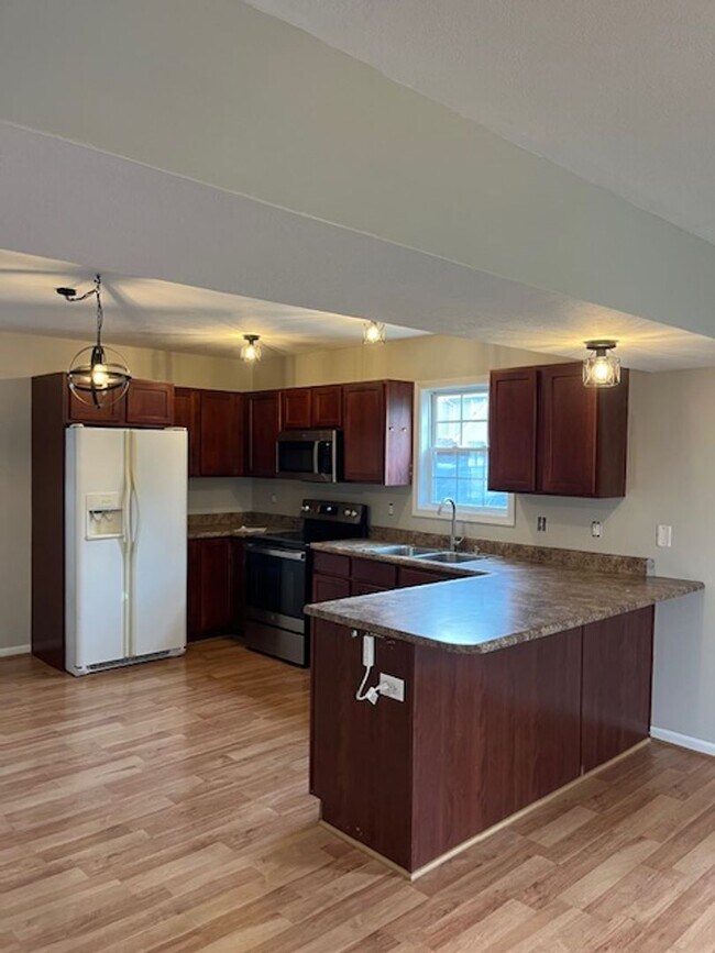 Building Photo - Spacious 2 Bed, 2.5 Bath Townhome in Peace...
