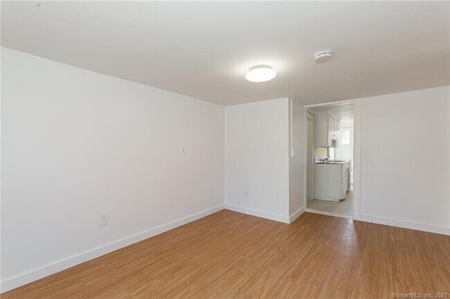 Foto del edificio - 254 Farms Village Rd