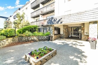 Building Photo - 3868 Shelbourne St