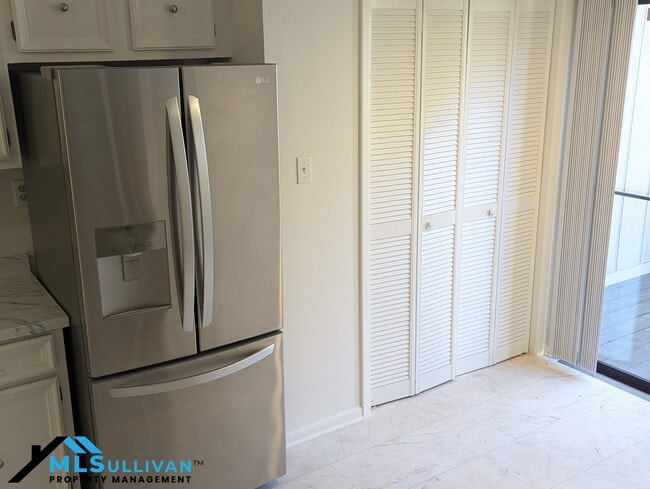 Foto del edificio - 4100-4105 Five Oaks Dr