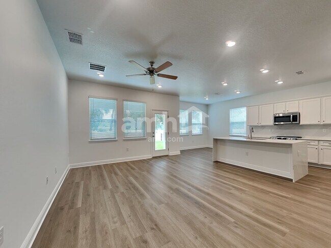 Foto del edificio - 575 Worcester Ct