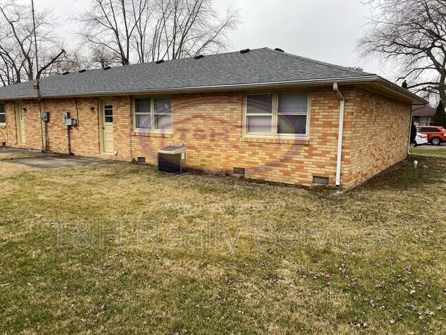 Building Photo - 4418 Hilltop Way