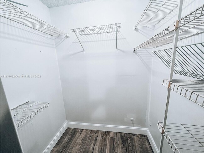 Foto del edificio - 18330 NW 68th Ave