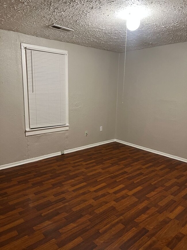 Foto del edificio - 6128 E 11th St