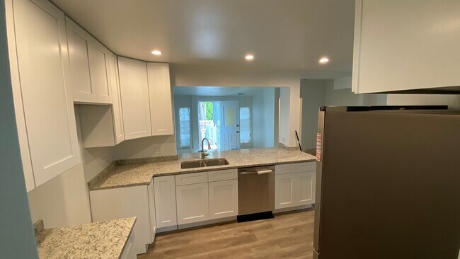 Building Photo - 122 Hillcrest Dr