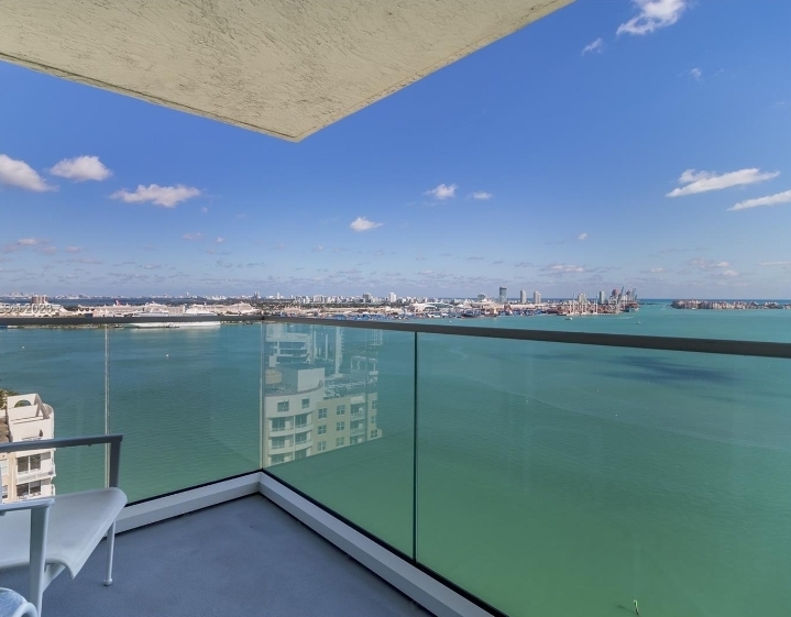 Foto principal - 520 Brickell Key Dr