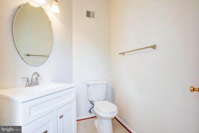 Building Photo - 4302 Day Lily Dr