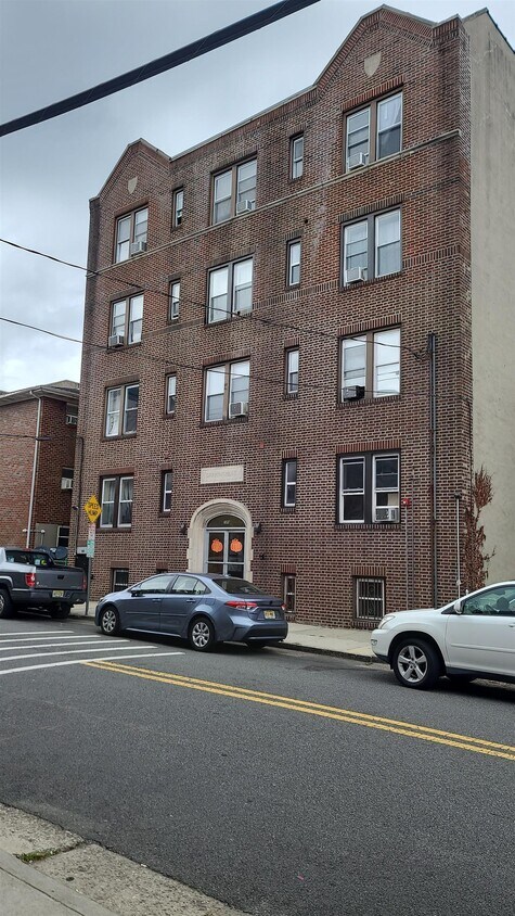 Building Photo - 289 Day Ave