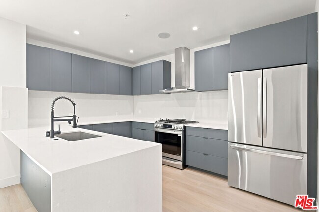 Foto del edificio - 1159 N Formosa Ave