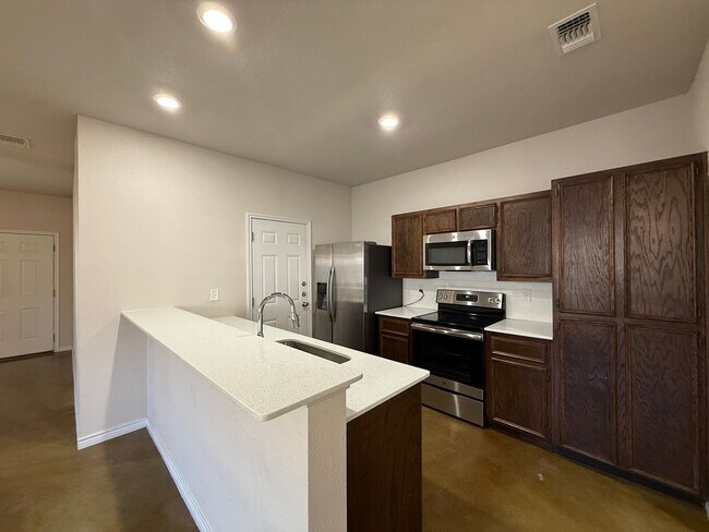 Foto del edificio - 108 Lowes Blvd