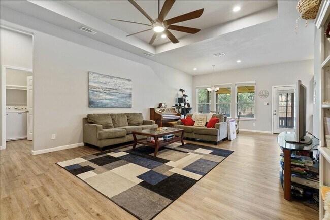 Foto del edificio - 306 Songwood Dr