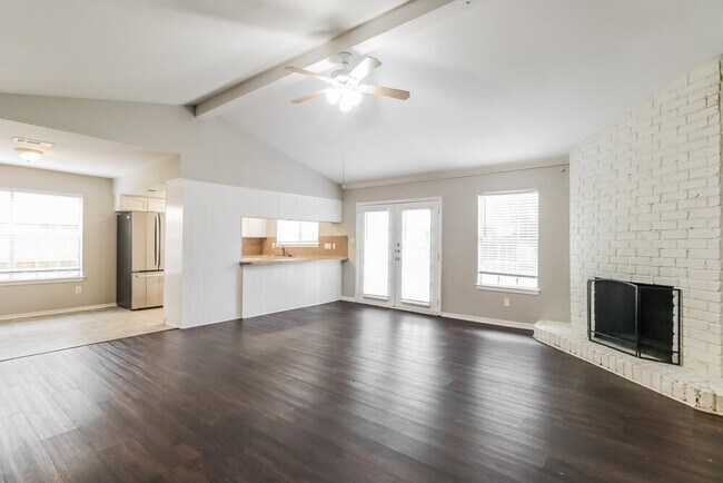 Foto del edificio - 2703 Wood River Rd