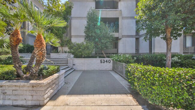 Building entrance - 5340 Yarmouth Ave