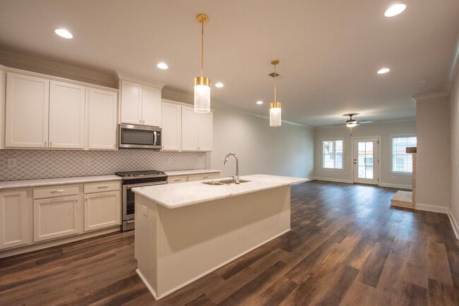 Building Photo - 517 Cloverdale Dr