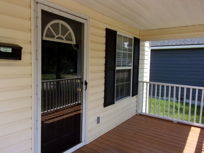 Building Photo - Recently Updated 2 Bedroom 1 Bath Home