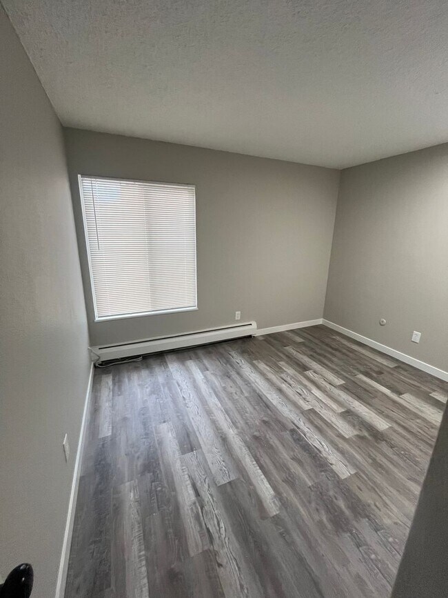 Building Photo - 2 bedroom 1 bath FULLY renovated upstairs ...