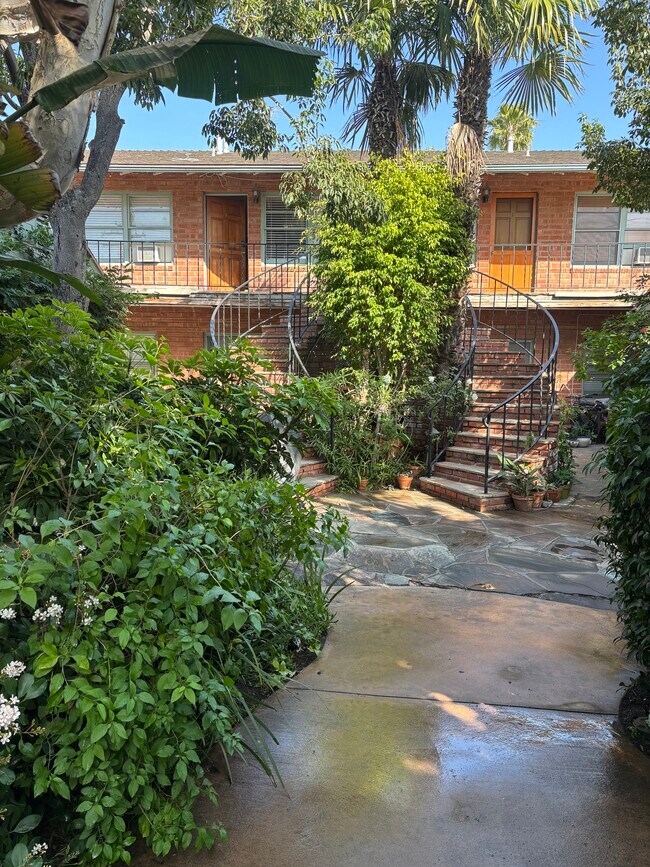 Foto del edificio - 2023 Cloverfield Blvd