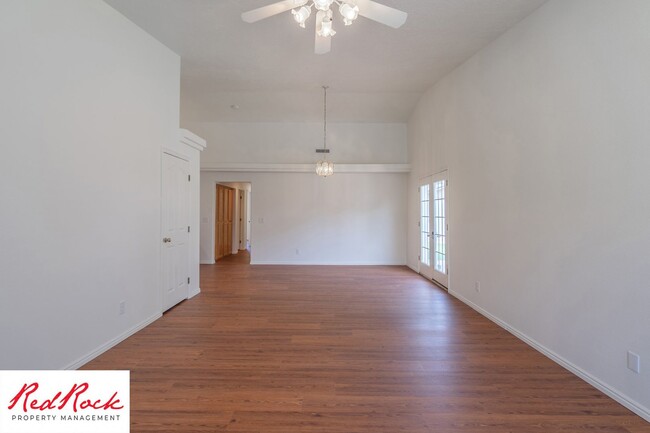 Foto del edificio - Remodeled 3 Bedroom Townhome with Great Vi...