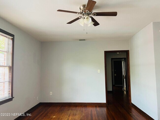 Foto del edificio - 2569 Myra St