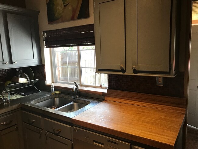 Building Photo - 825 Elati St