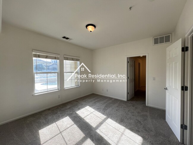 Foto del edificio - Spacious 3bd/3ba North Natomas Townhouse