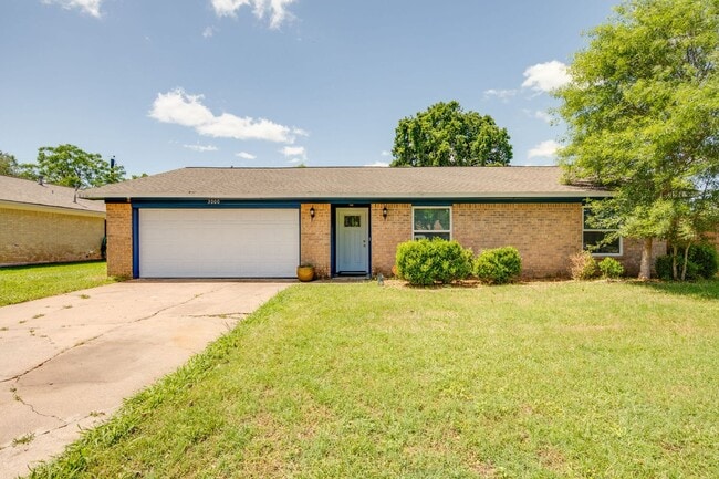 Building Photo - AUGUST PRE-LEASE!  Spacious 3 Bedroom 2 Bathroom House on Corner Lot