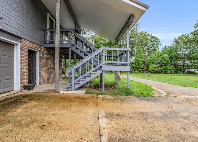 Building Photo - Fully furnished 3 bedroom, 2 bath home!