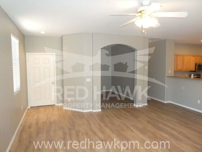 Foto del edificio - Immaculate Three Bedroom Plus Den, Two Bat...